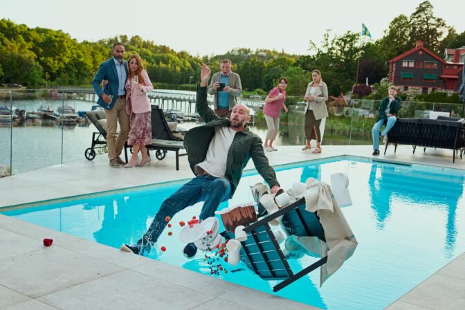 Ulf Stenberg tar ett dopp i "Ute och cyklar":