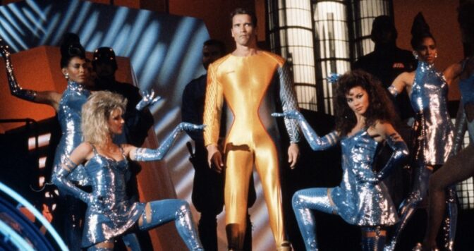 Arnold Schwarzenegger springer för sitt liv i "The Running Man"