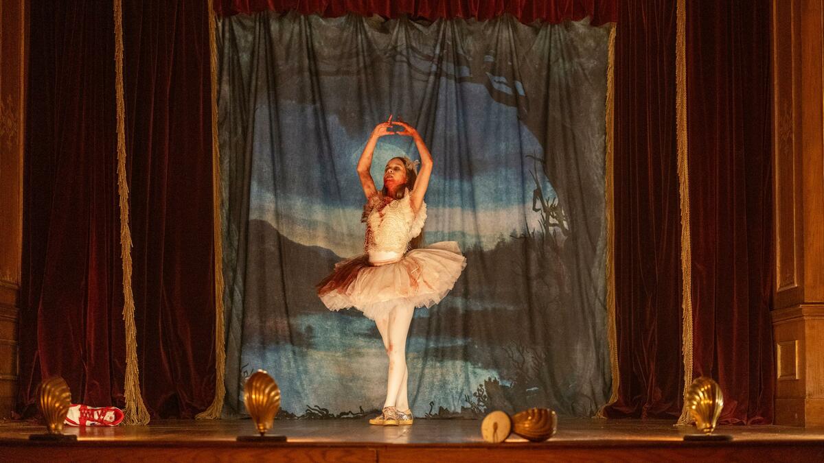 Large 16d8636d3d1a1d00d150a03b11d380e2 skyshowtime abigail