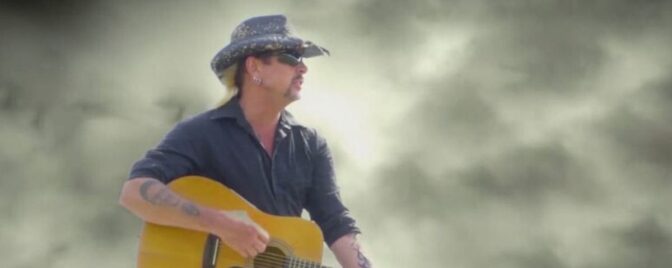 Se musikvideon till ”I Saw a Tiger” med Joe Exotic
