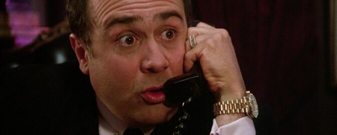Danny DeVito sniffar fram brott i stjärnspäckad noir-film