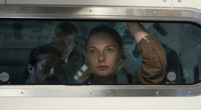 Se det spännande första klippet från Daniel Espinosas ”Life”