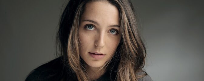 Jessica Rothe blir jagad i Amazons ”Utopia”