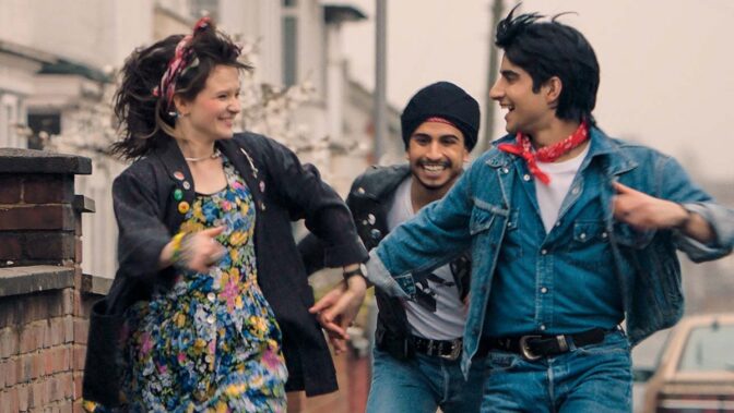 Kvällens tv-tips: Brittisk feelgood-pärla med 80-talsvibbar ”går rakt in i hjärtat”