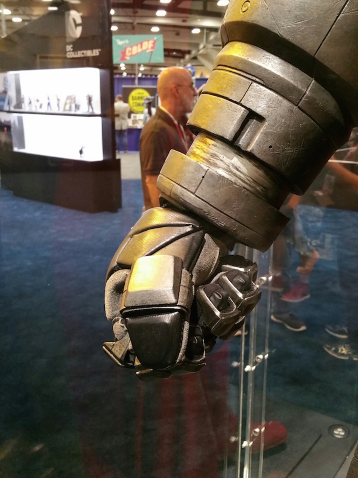 Large 69605bf1616db07eece2a37e656f9f8c batman v superman armor comic con 2015 image