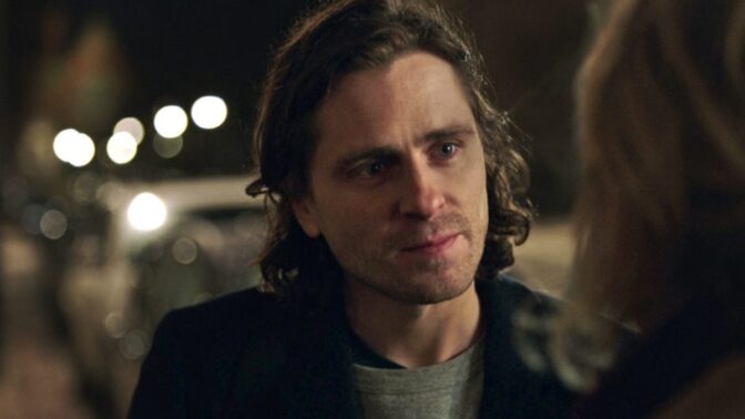 Sverrir Gudnason i engelskspråkig komedi