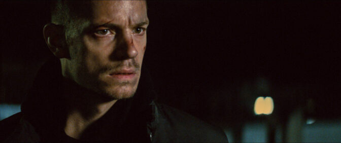 Joel Kinnaman dyker med Rosamund Pike