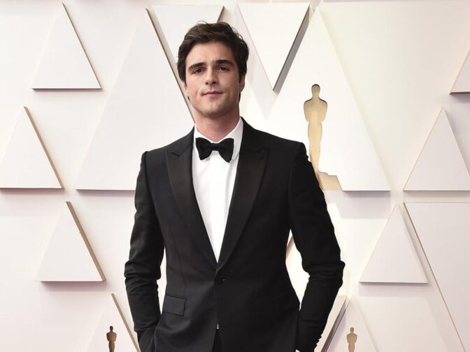 Jacob Elordi klär i kostym.