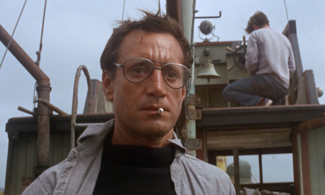 Roy Schneider lyssnar intensivt på Quentin Tarantinos utläggning.