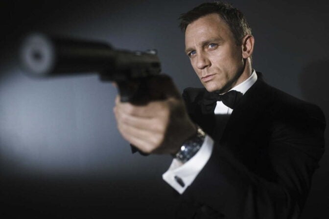 Hans namn är Bond. James Bond. Skål!