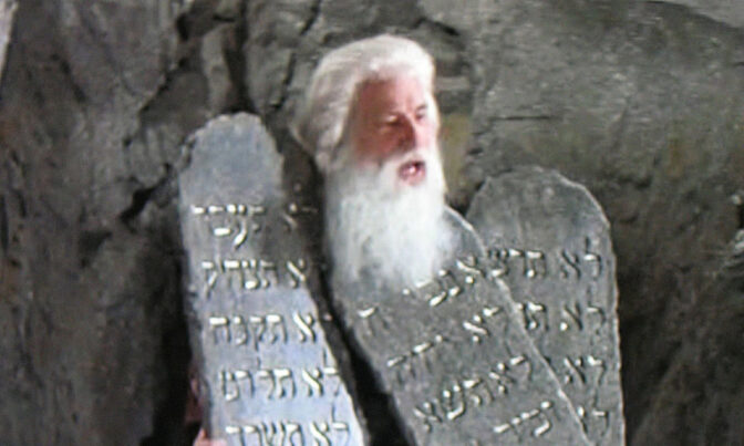 De tio budorden blir miniserie