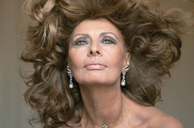 Sophia Loren tillbaka framför kameran