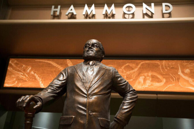 ”Jurassic World” hedrar John Hammond med en staty