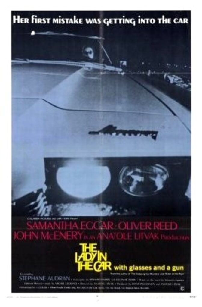 Kvinnan i bilen med glasögon och gevär