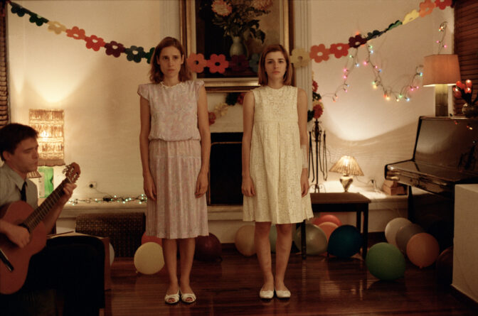 Aggeliki Papoulia och Mary Tsoni i "Dogtooth"