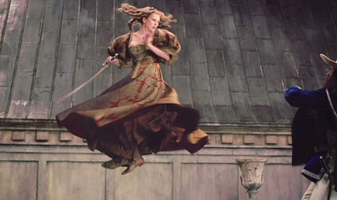 Se Milla Jovovich kicka röv i ”The Three Musketeers”