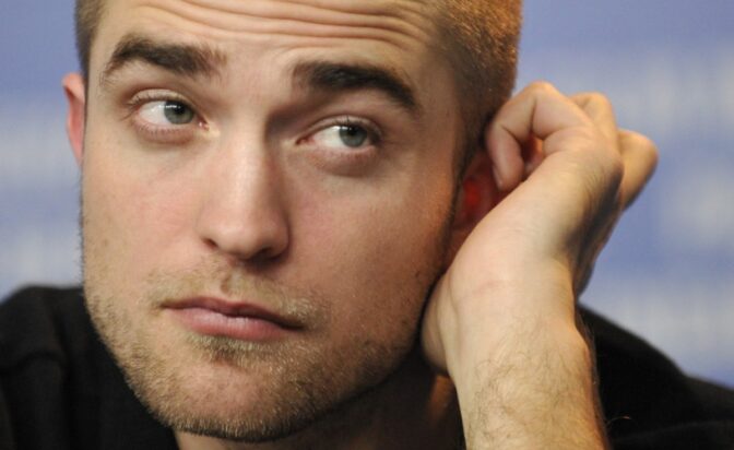 Robert Pattinson jagar Saddam Hussein
