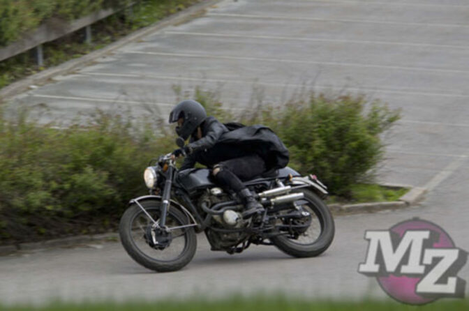 Mara testar motorcykeln