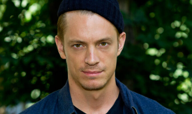 Joel Kinnaman aktuell för filmen om Julian Assange