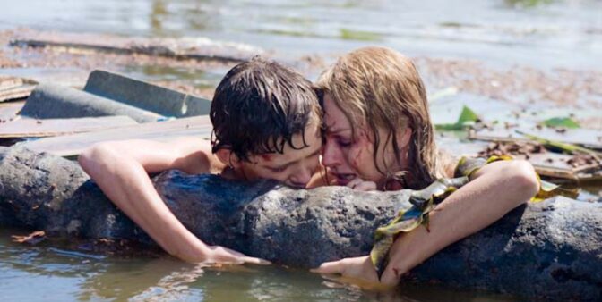 Tom Holland och Naomi Watts håller sig flytande i "The Impossible".