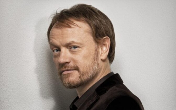 Jared Harris reser till ”Pompeii”