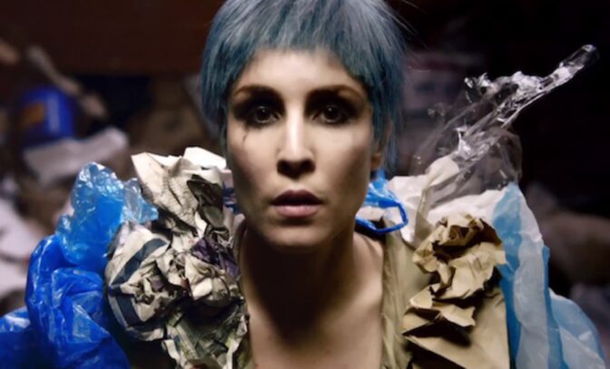 Se Noomi Rapace i skruvad musikvideo