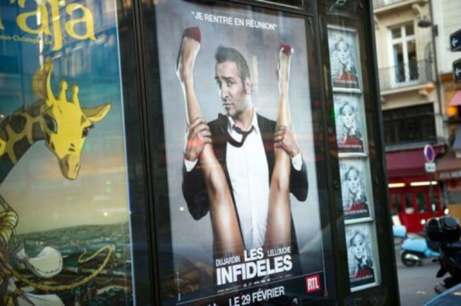 Jean Dujardin chockar (?) med vågad poster