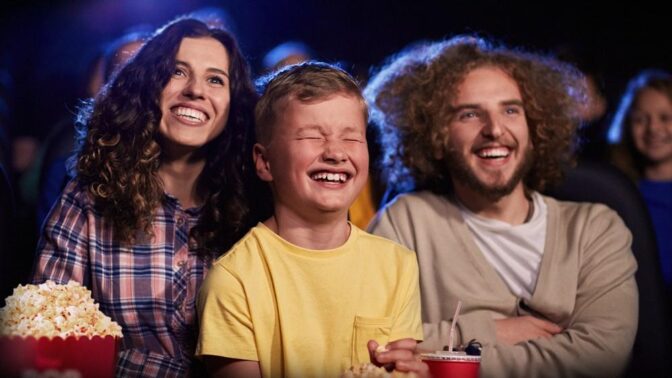 Unga människor som njuter av en bra film på bio.