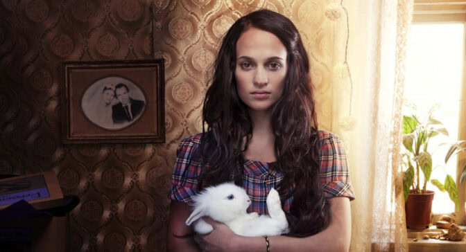 Alicia Vikander i Ella Lemhagens "Kronjuvelerna" (2011)