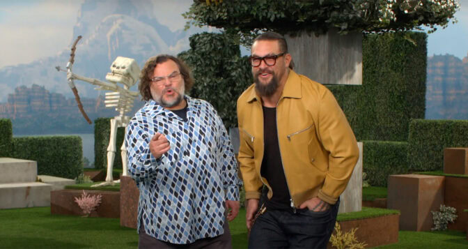 Jack Black och Jason Momoa hälsar till Sverige.