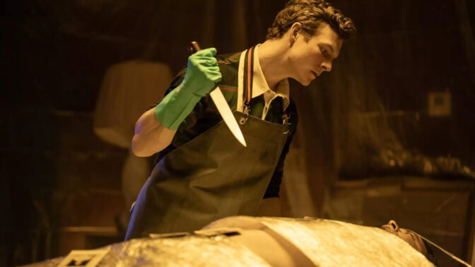 Patrick Gibson som Dexter, med kniven i hand.