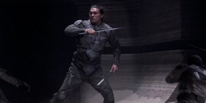 Jason Momoa visar var skåpet ska stå i rollen som Duncan Idaho.