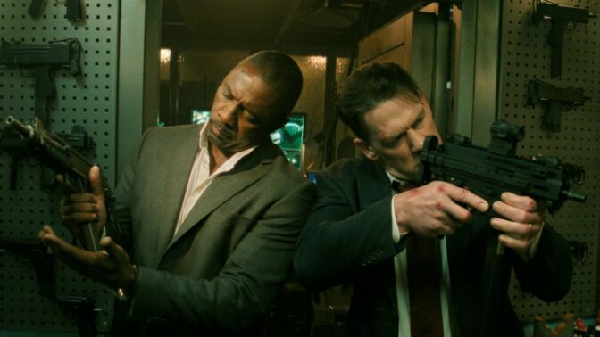 Idris Elba och John Cena i "Heads of State".