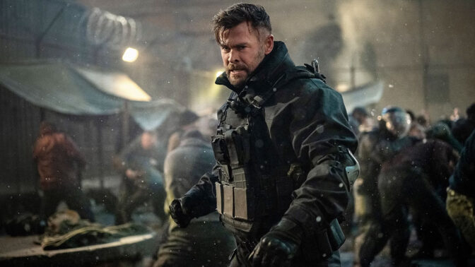 Chris Hemsworth i "Extraction 2", en film där han förvisso inte befinner sig i en ubåt men å andra sidan är byggd som en.
