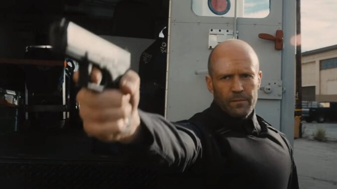 Jason Statham är som en scout - alltid redo med pistolen.