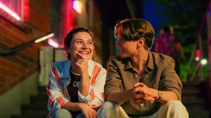 Ella Rae Rappaport och Erik Enge i "Lita på mig"