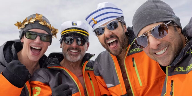 Cory Michael Smith, Steve Carrell, Ramy Youssef och Jason Schwartzmann i "Mountainhead".