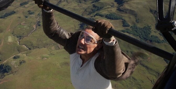 Tom Cruise hänger från ett flygplan, "Mission Impossible: The Final Reckoning"