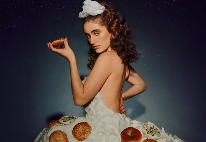 Intrigerna är smaskiga i "Shiva Baby". 