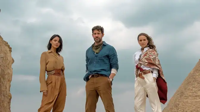 Eiza González, John Krasinski och Natalie Portman i "Fountain of youth"