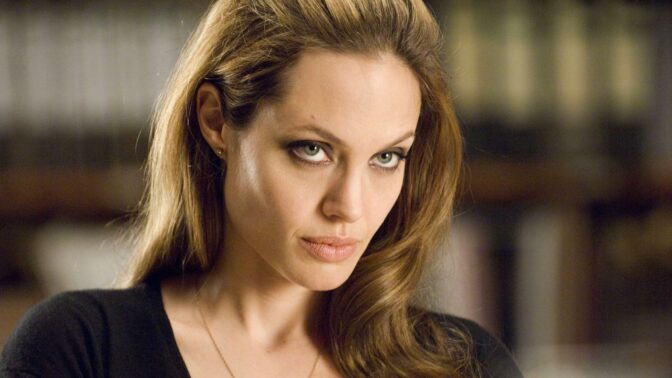 Angelina Jolie, snart i en svensk historia nära dig.