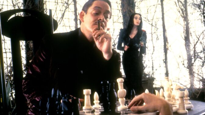 Det händer att Raul Julia spelar schack i "Familjen Addams"