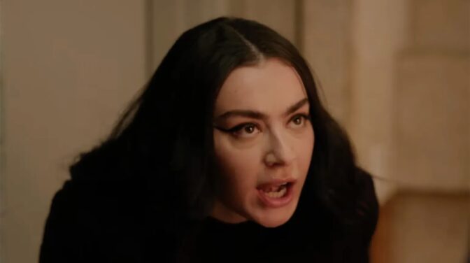 Charli XCX i "Overcompensating"