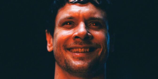 Leende blodröda ögon