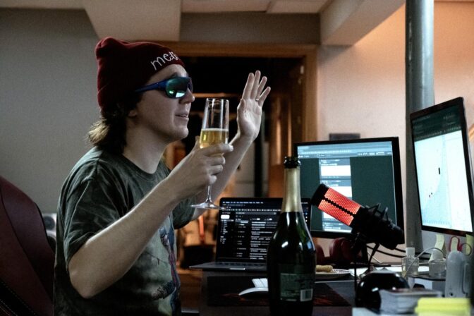 Paul Dano tronar framför reddit i "Dumb Money".