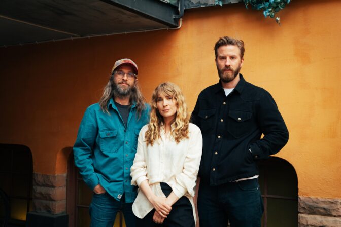 Jens Sjögren, Aliette Opheim och Filip Berg gör film om jävla karlar.