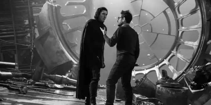JJ Abrams och Adam Driver under inspelningen av "Star Wars: The Rise of Skywalker".