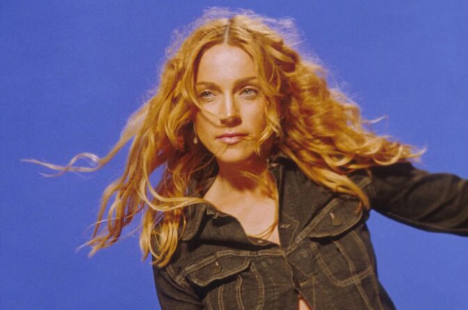 Madonna i musikvideon till "Ray of Light" 1998.