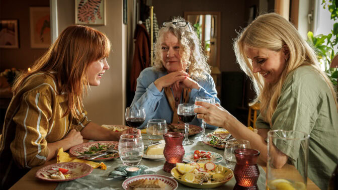 Systrarnas mamma Mona återvänder oväntat till Sverige, vilket leder till delade känslor.