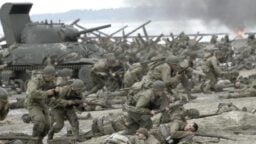 Kvällens tv-tips: En av tidernas bästa krigsfilmer är signerad Steven Spielberg